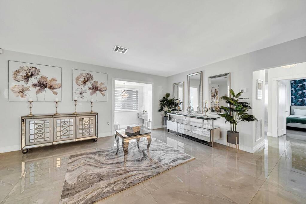 Sunny Miami Retreat, 4BR House with Private Pool, family friendly, MIN from airport & beaches