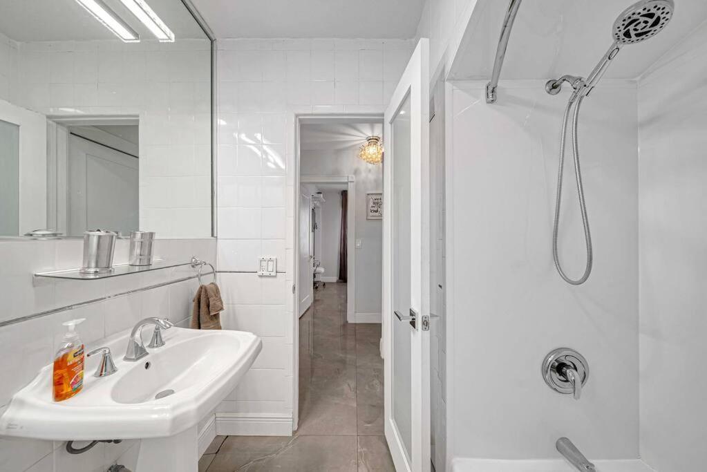 Sunny Miami Retreat, 4BR House with Private Pool, family friendly, MIN from airport & beaches