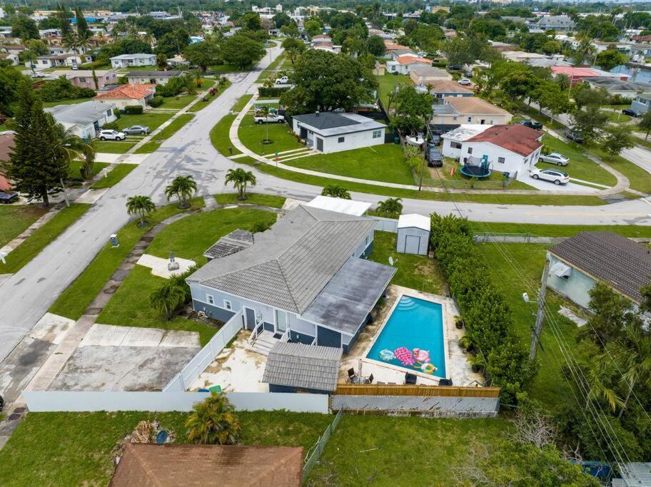 Sunny Miami Retreat, 4BR House with Private Pool, family friendly, MIN from airport & beaches