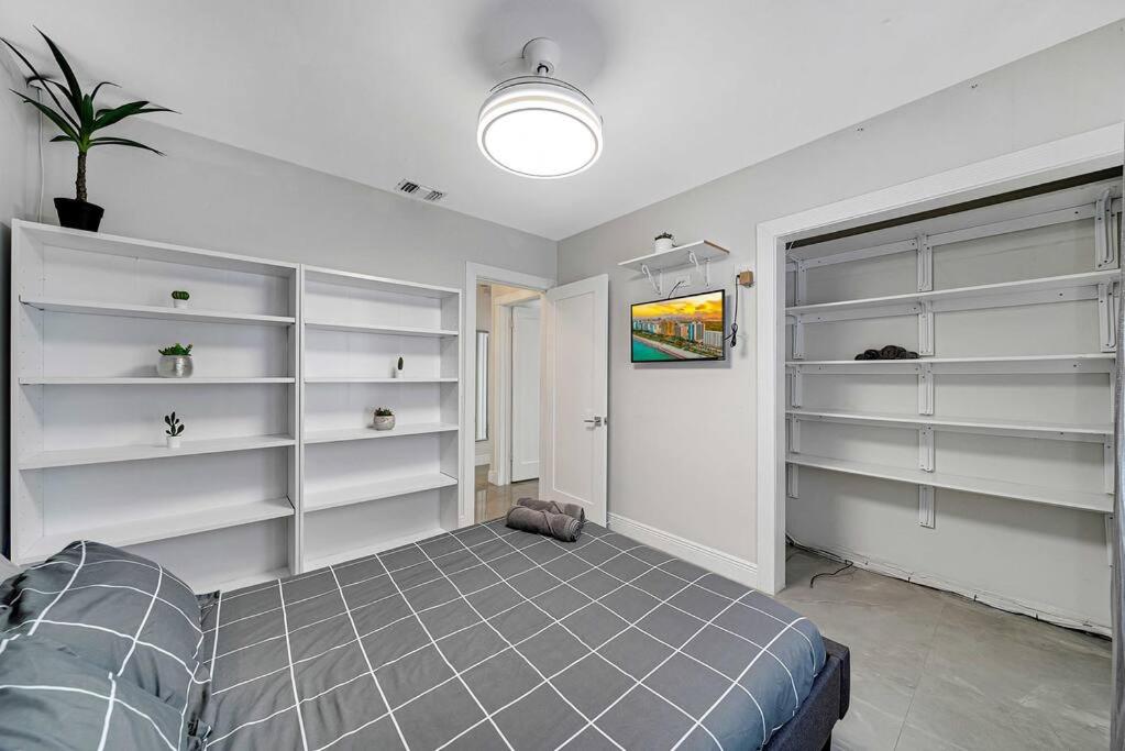 Sunny Miami Retreat, 4BR House with Private Pool, family friendly, MIN from airport & beaches