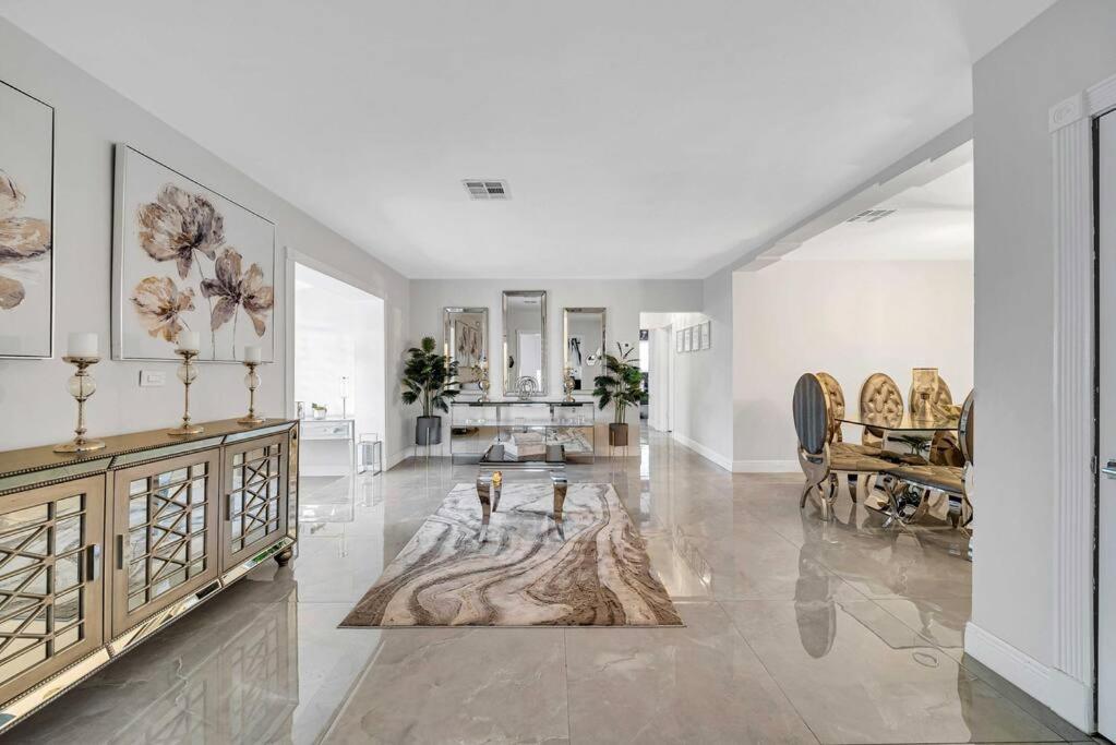 Sunny Miami Retreat, 4BR House with Private Pool, family friendly, MIN from airport & beaches