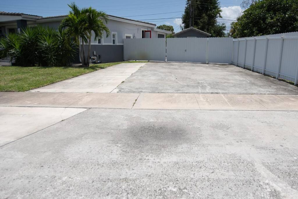 Sunny Miami Retreat, 4BR House with Private Pool, family friendly, MIN from airport & beaches