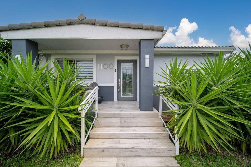 Sunny Miami Retreat, 4BR House with Private Pool, family friendly, MIN from airport & beaches