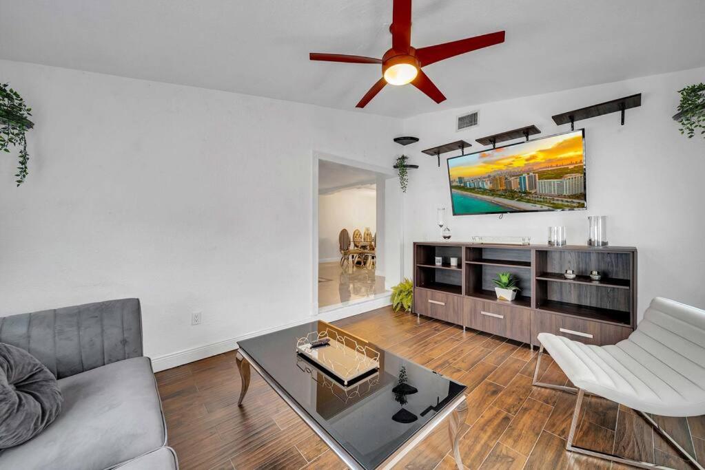 Sunny Miami Retreat, 4BR House with Private Pool, family friendly, MIN from airport & beaches
