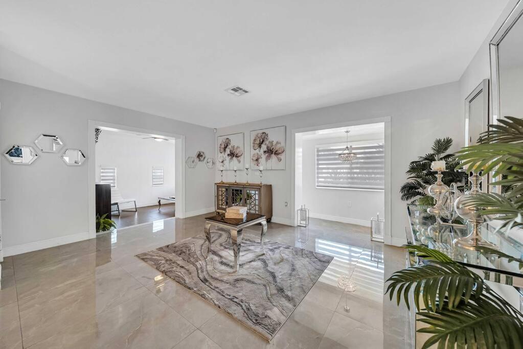 Sunny Miami Retreat, 4BR House with Private Pool, family friendly, MIN from airport & beaches