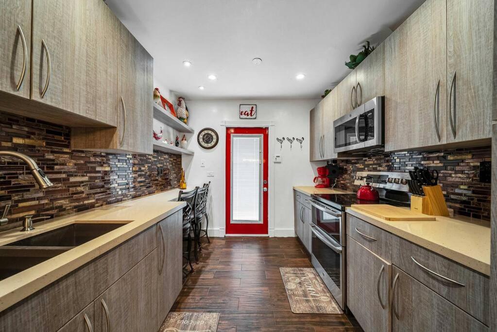 Sunny Miami Retreat, 4BR House with Private Pool, family friendly, MIN from airport & beaches
