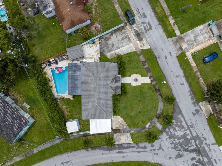 Sunny Miami Retreat, 4BR House with Private Pool, family friendly, MIN from airport & beaches