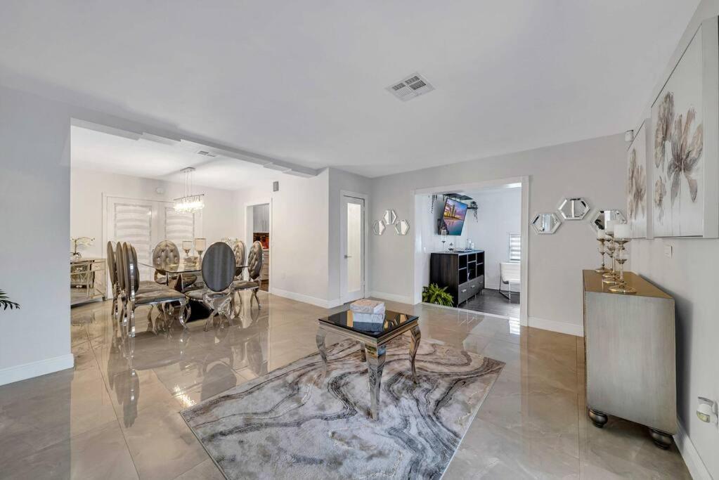 Sunny Miami Retreat, 4BR House with Private Pool, family friendly, MIN from airport & beaches