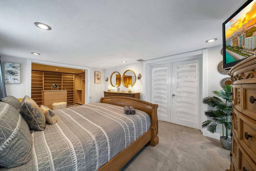 Sunny Miami Retreat, 4BR House with Private Pool, family friendly, MIN from airport & beaches