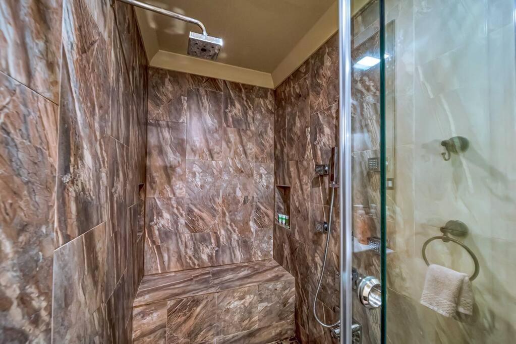 Sunny Miami Retreat, 4BR House with Private Pool, family friendly, MIN from airport & beaches