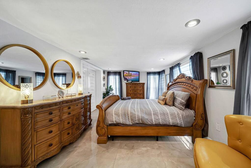 Sunny Miami Retreat, 4BR House with Private Pool, family friendly, MIN from airport & beaches