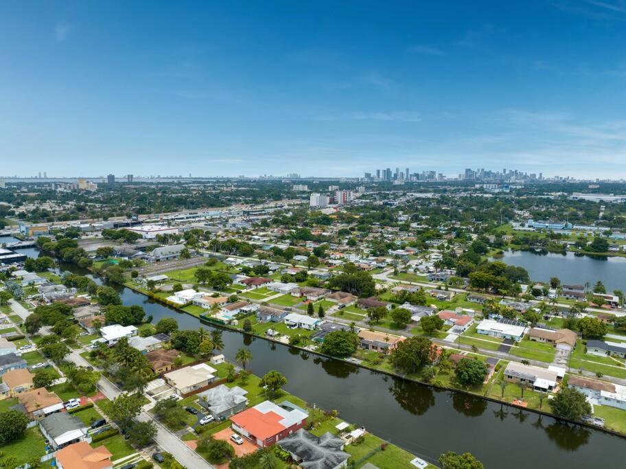 Sunny Miami Retreat, 4BR House with Private Pool, family friendly, MIN from airport & beaches