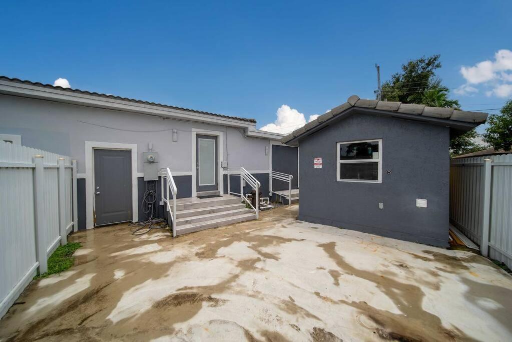 Sunny Miami Retreat, 4BR House with Private Pool, family friendly, MIN from airport & beaches