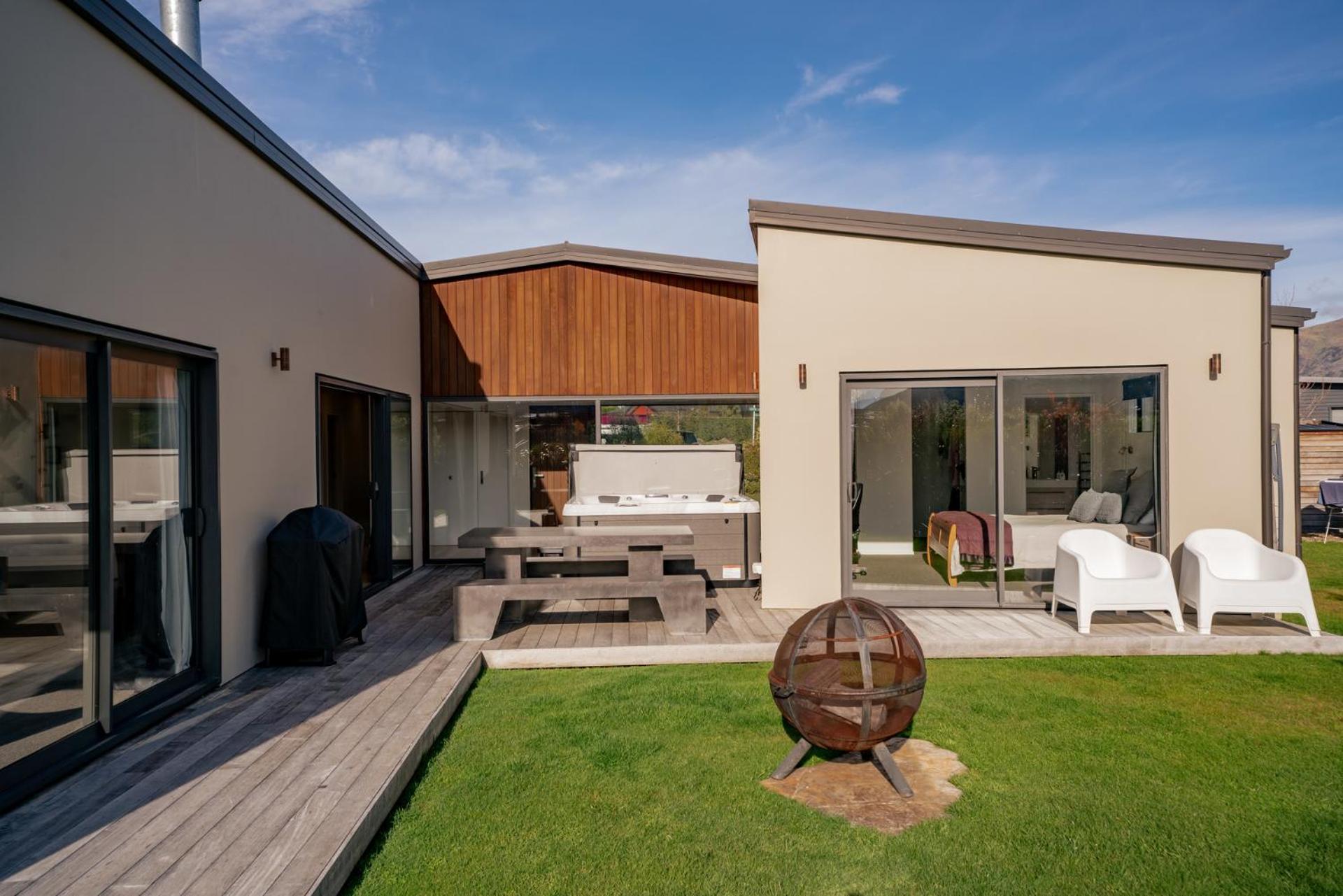 Casa Central - Wanaka Holiday Home view 2