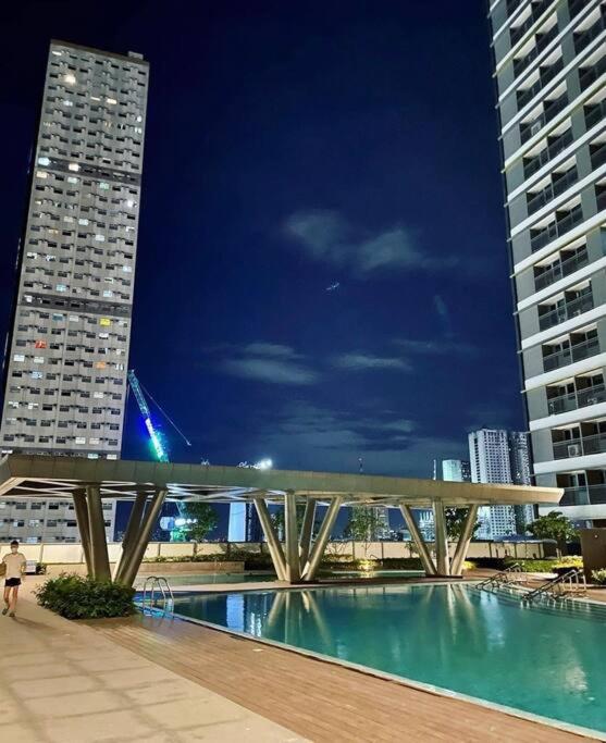 Beautiful 1BR balcony w/65UHDTV Wifi Netflix, pool view 2