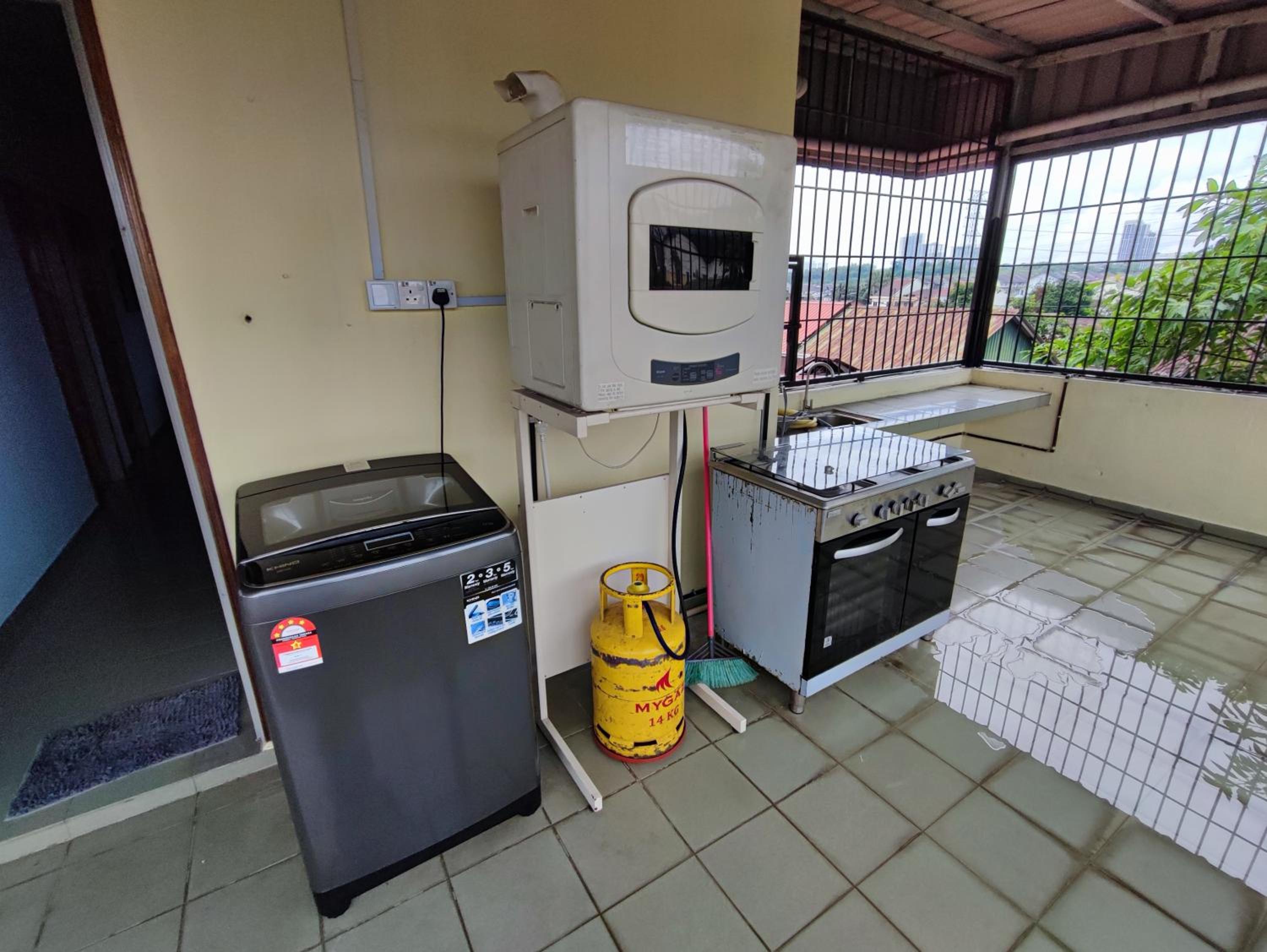 Banglow lot Upper Floor Home Stay Room Homestay Rooms for rent in Jinjang Utrara New Village Kuala Lumpur