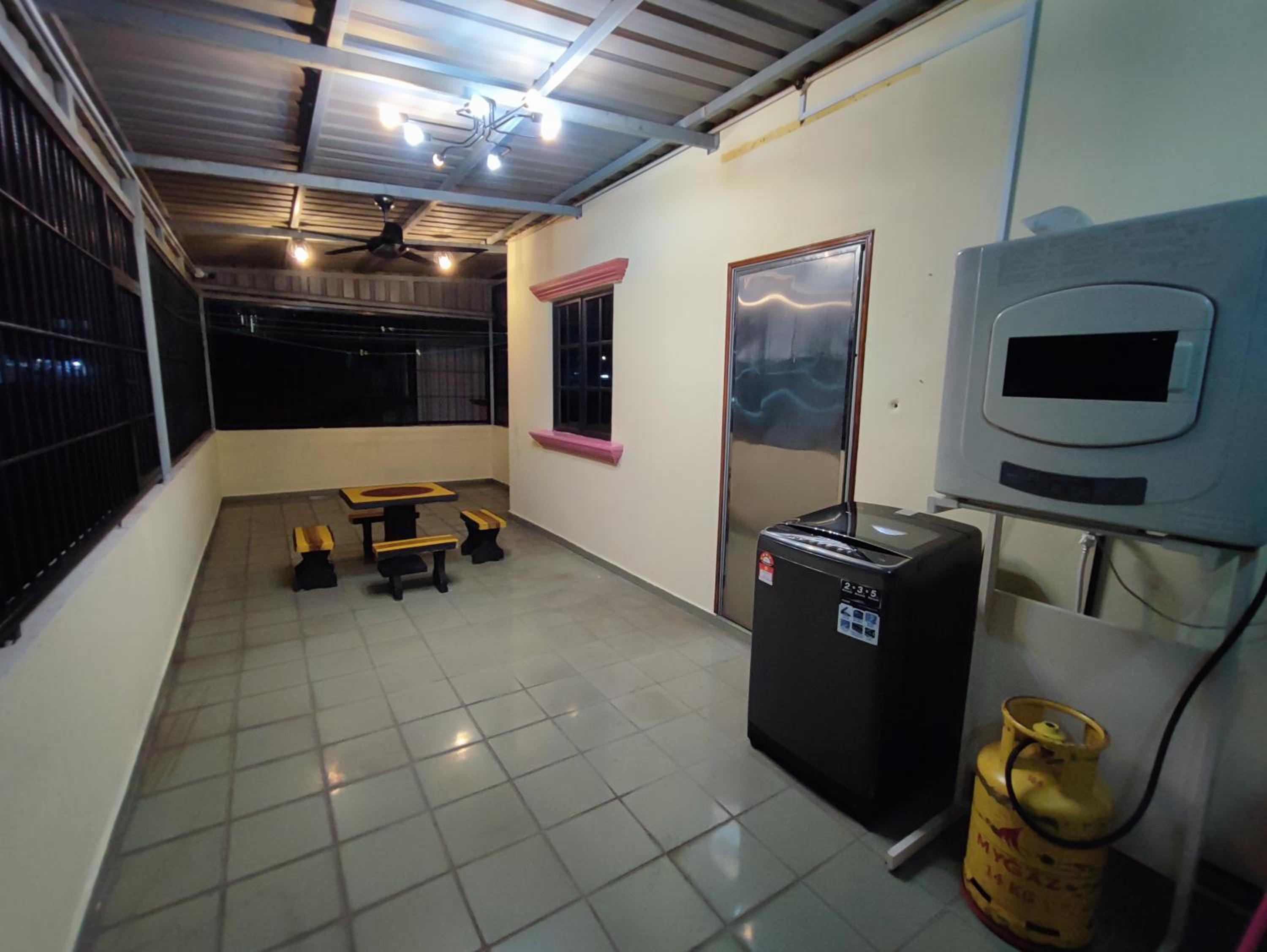 Banglow lot Upper Floor Home Stay Room Homestay Rooms for rent in Jinjang Utrara New Village Kuala Lumpur