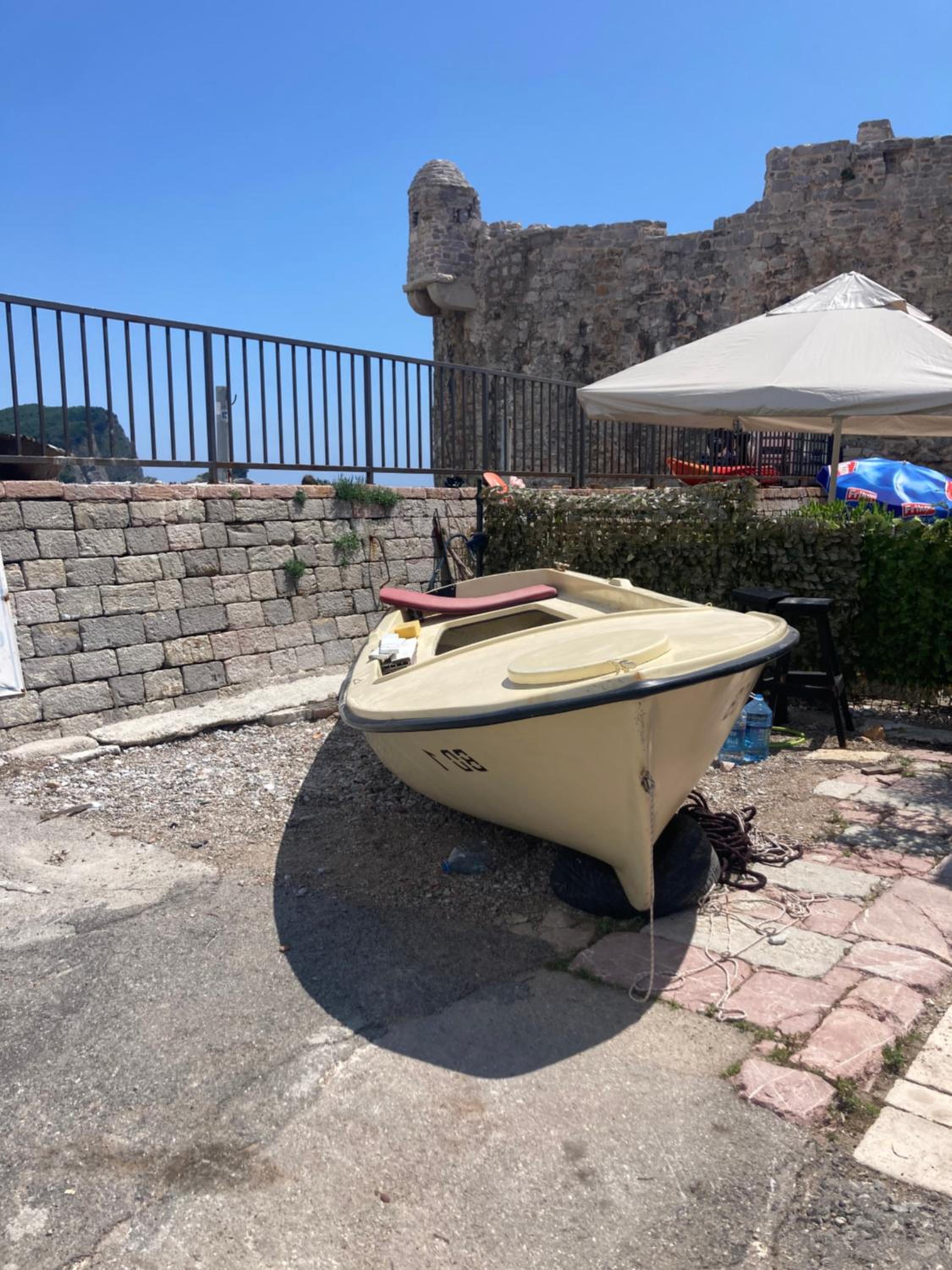 Plaža Stari Grad Budva pjena od mora Beach Apartman