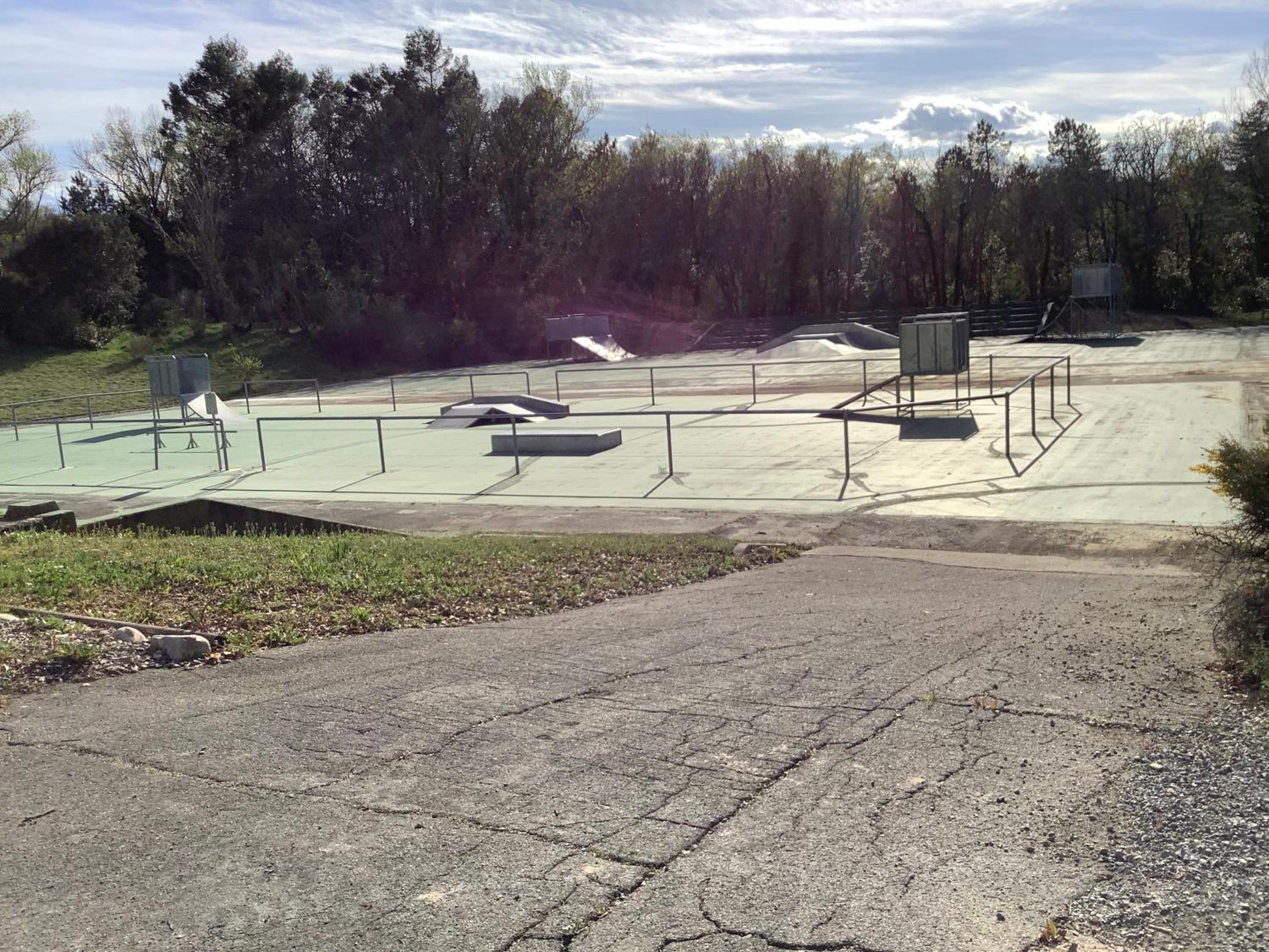Duplex, piscines, animations près via Ardèche, centre équestre- sans draps ni serviettes