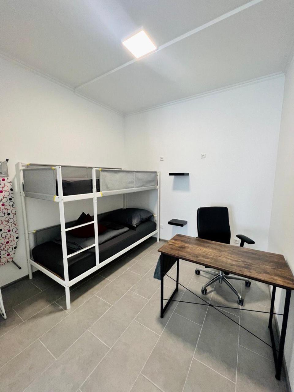 Neuwertiges Apartment mit schnellem WLAN, Netflix, Glasfaser, Kostenlose Privatparkplatz auch für Transporter geeignet R20