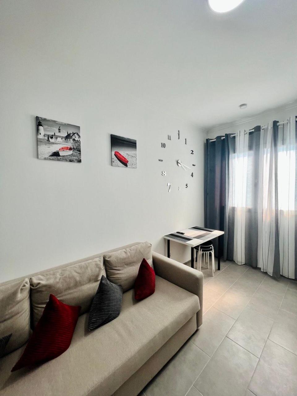 Neuwertiges Apartment mit schnellem WLAN, Netflix, Glasfaser, Kostenlose Privatparkplatz auch für Transporter geeignet R20