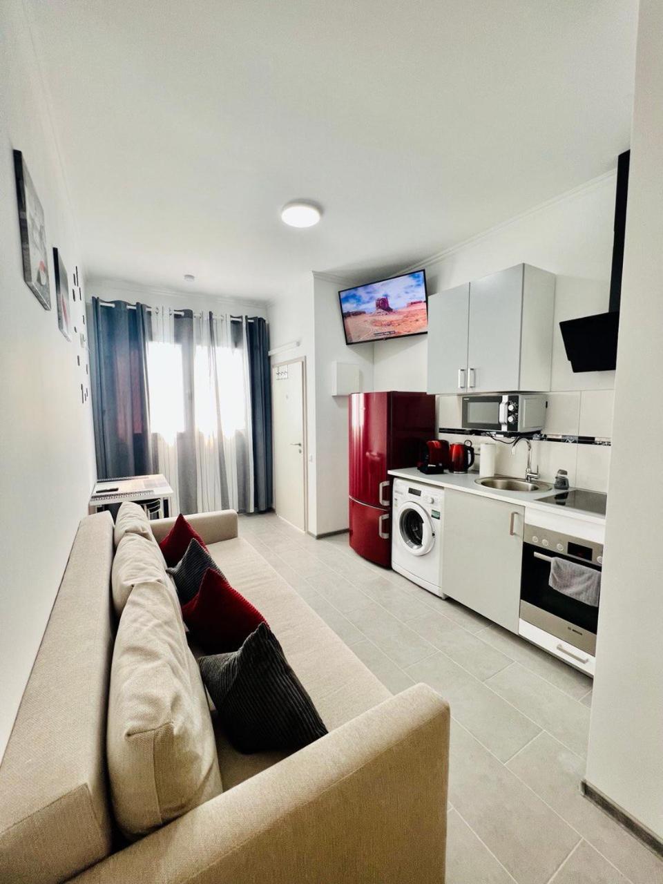 Neuwertiges Apartment mit schnellem WLAN, Netflix, Glasfaser, Kostenlose Privatparkplatz auch für Transporter geeignet R20