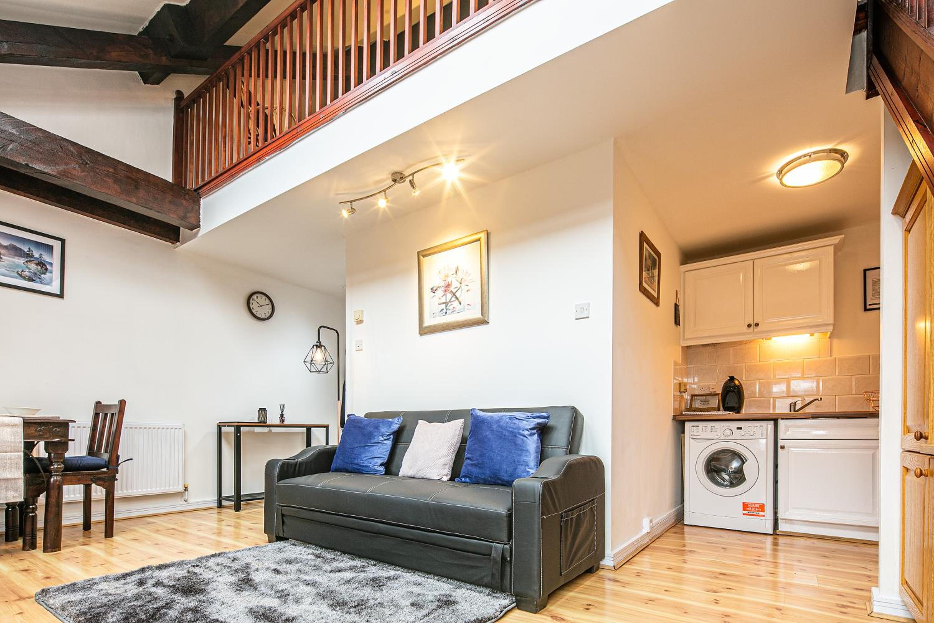 Beautiful 1-Bed Apartment in Grade Listed Warehouse - Victoria Quays, Sheffield City Centre, FREE Parking, Pet Friendly, Netflix view 2