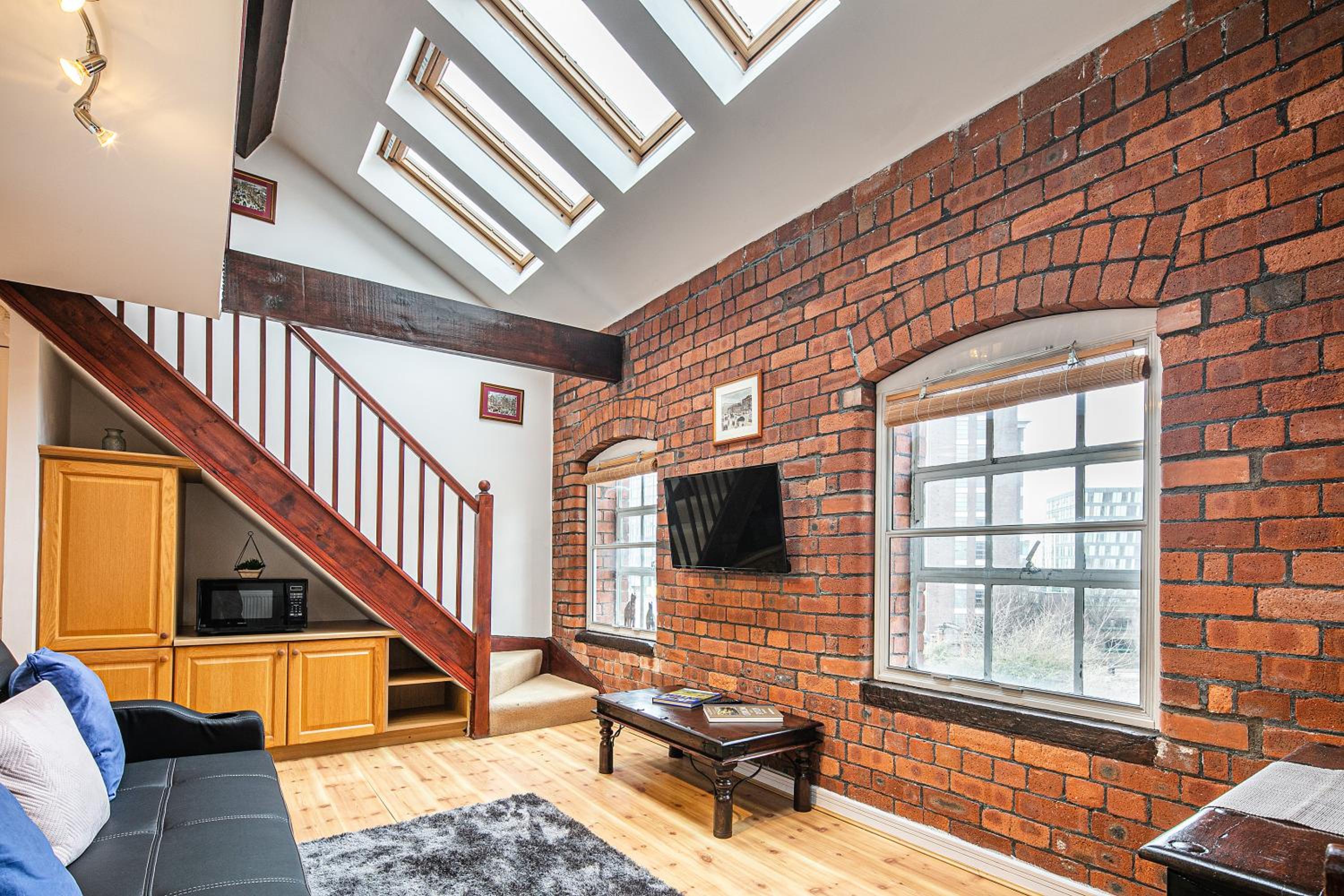 Beautiful 1-Bed Apartment in Grade Listed Warehouse - Victoria Quays, Sheffield City Centre, FREE Parking, Pet Friendly, Netflix view 4
