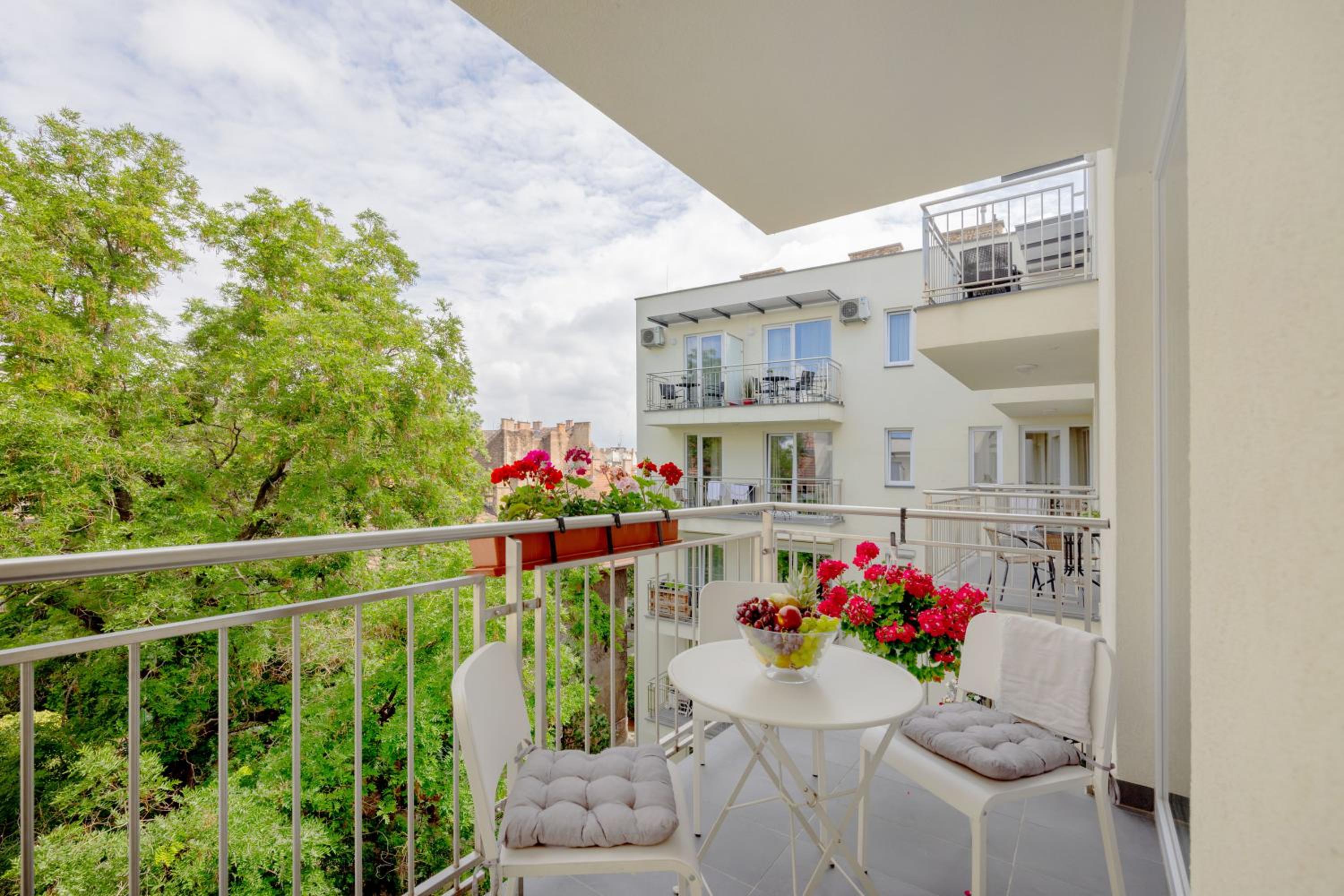 Feel Home SUPERIOR # FREE PARKING # BALCONY # AC view 4