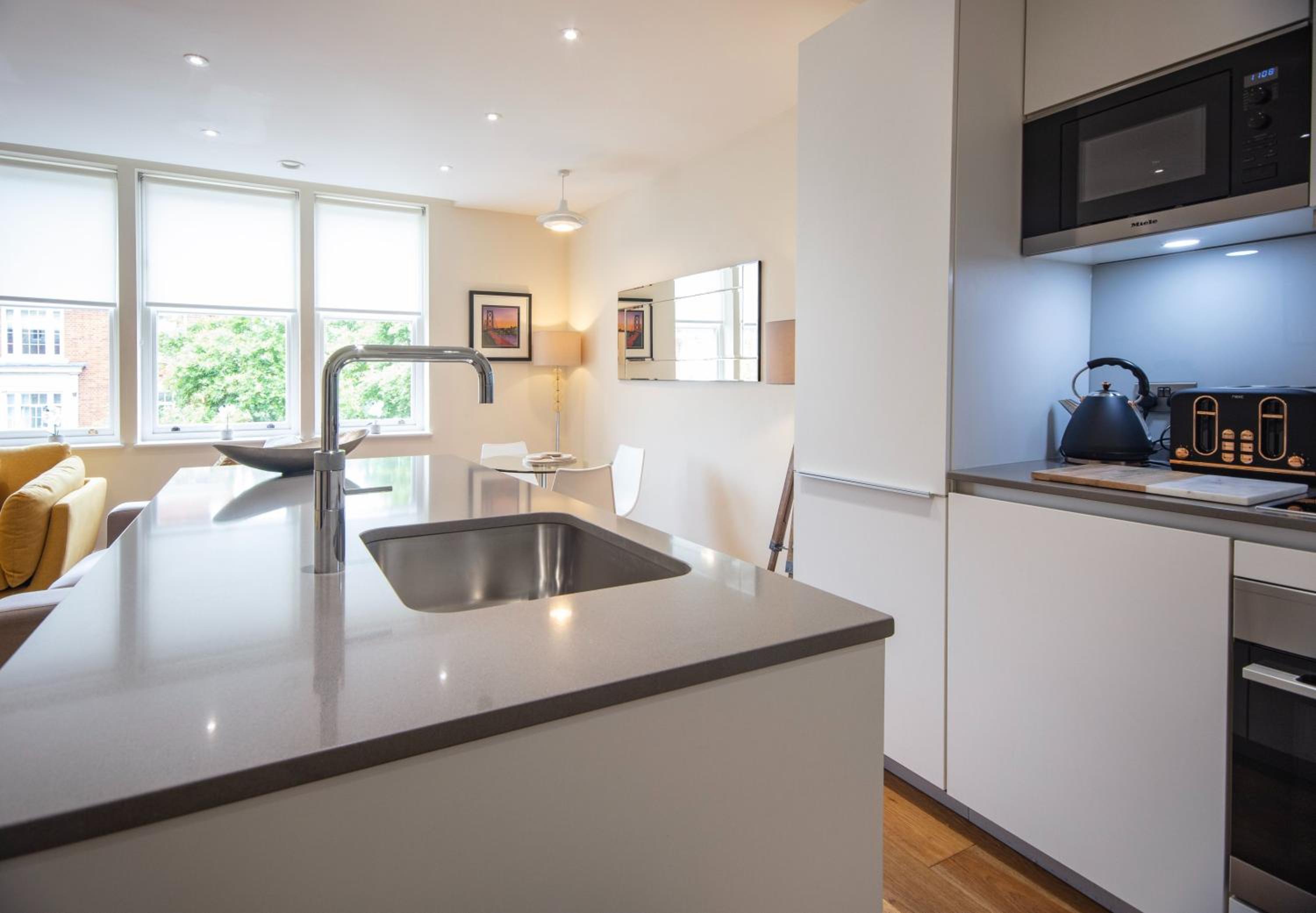 Kensington High Street One Bed with Air Con