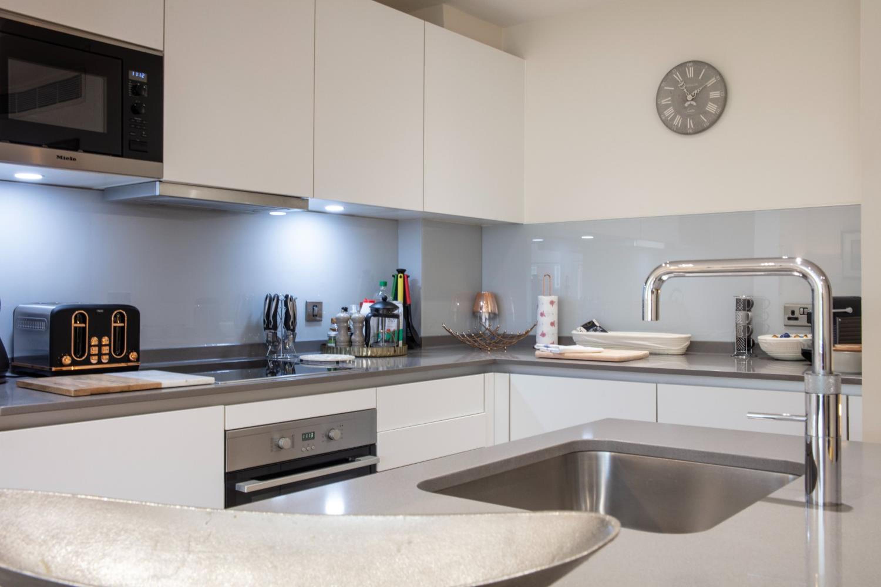 Kensington High Street One Bed with Air Con