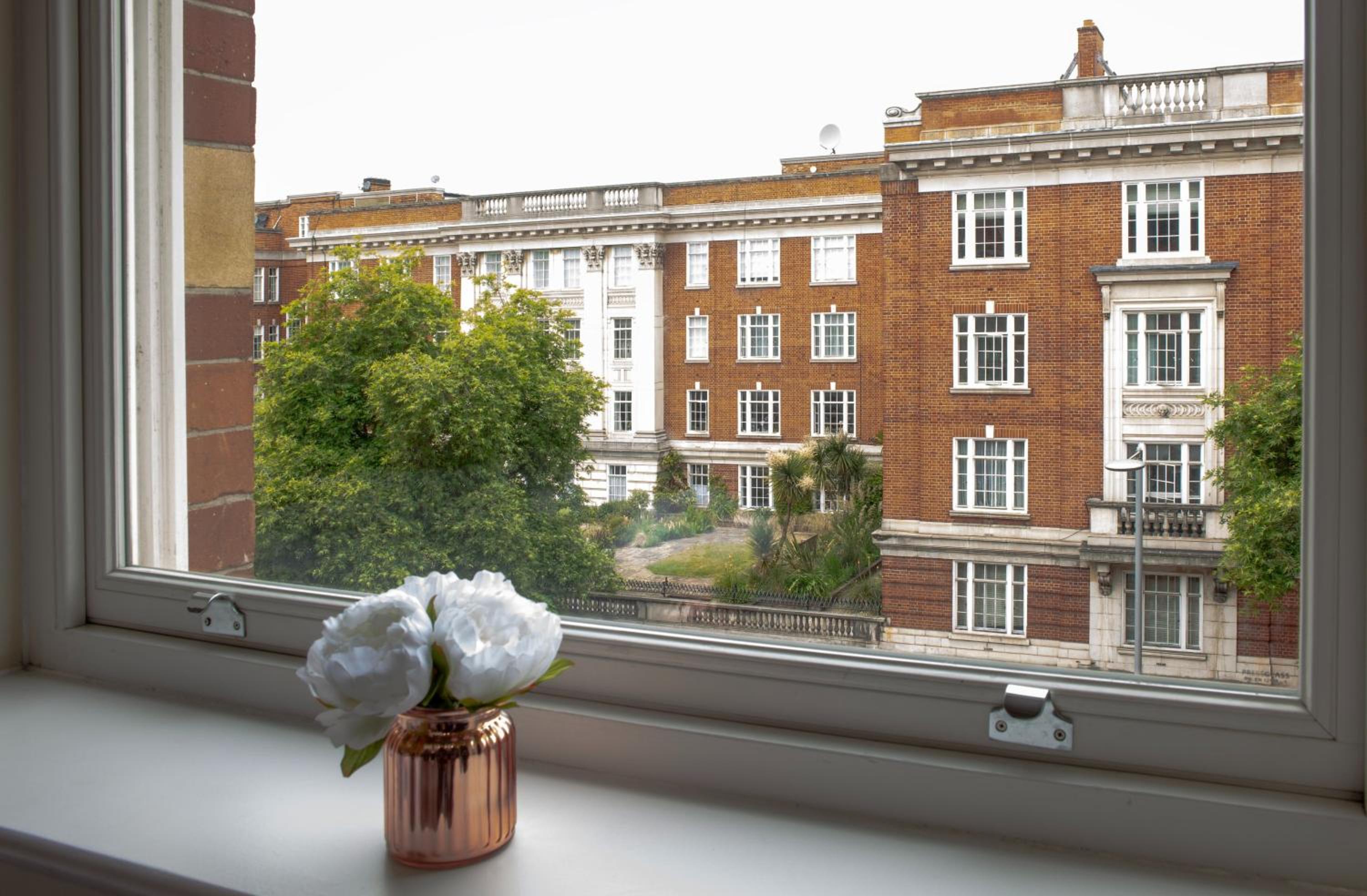 Kensington High Street One Bed with Air Con