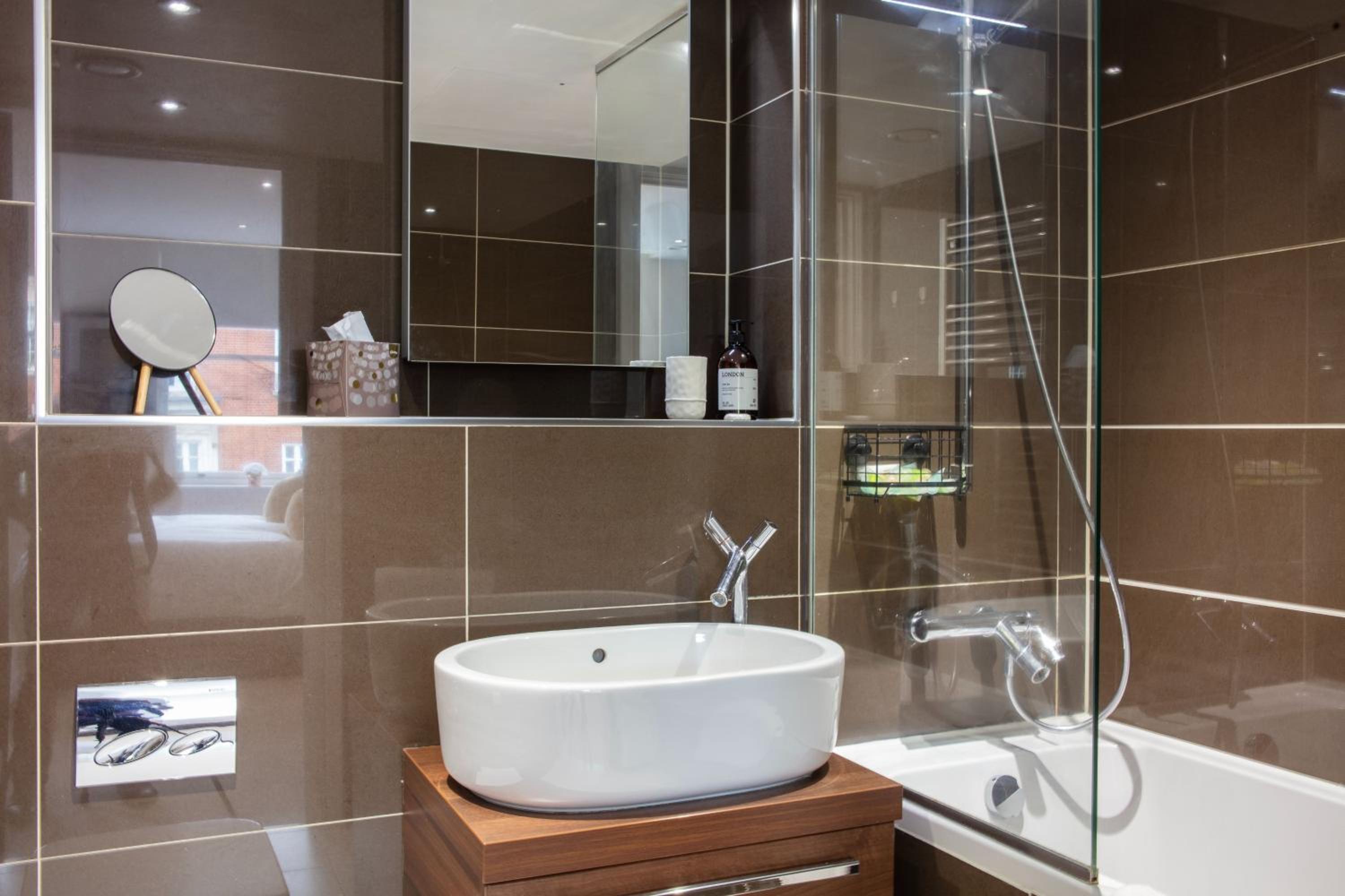 Kensington High Street One Bed with Air Con