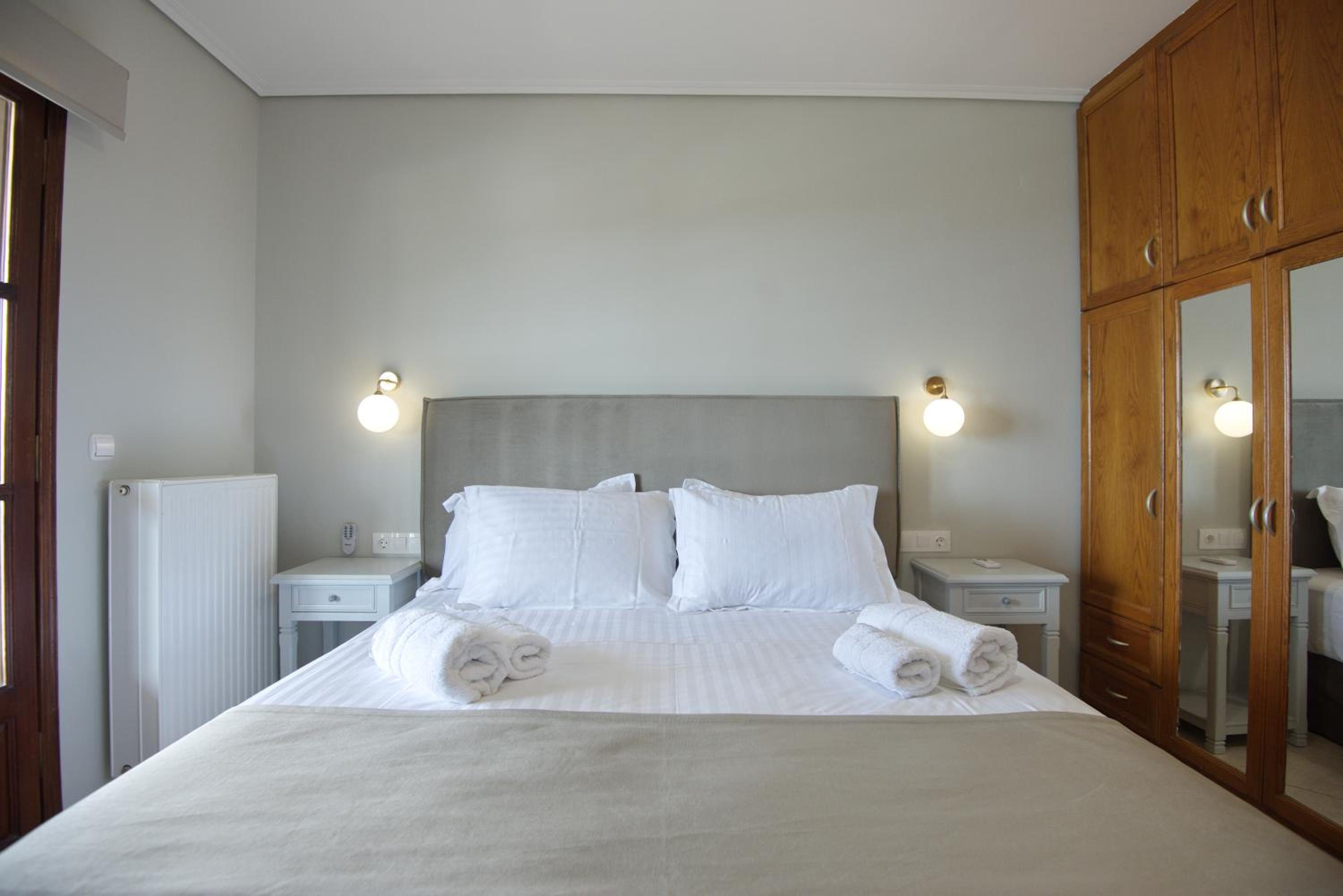 Elpida Apartments