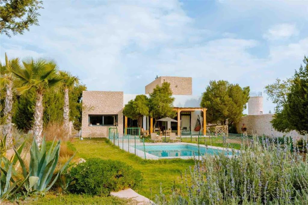 Villa avec piscine, proche de la ville et forêt