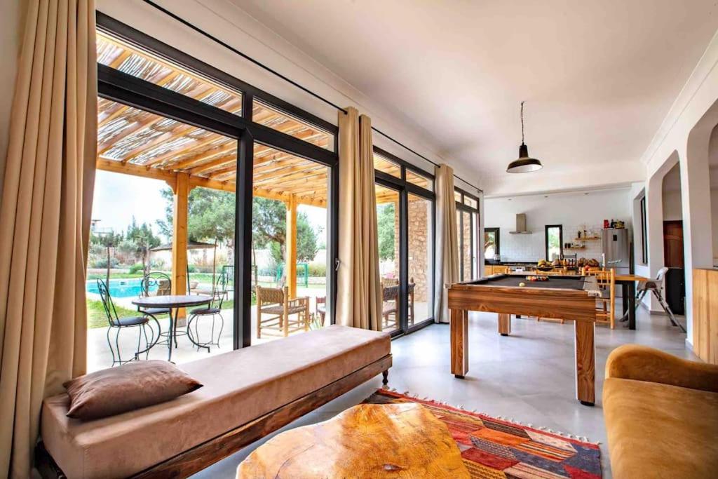 Villa avec piscine, proche de la ville et forêt