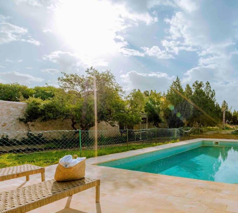 Villa avec piscine, proche de la ville et forêt