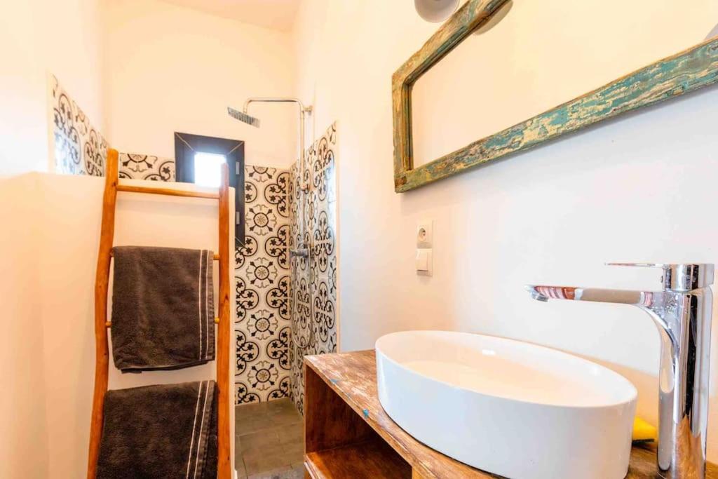 Villa avec piscine, proche de la ville et forêt