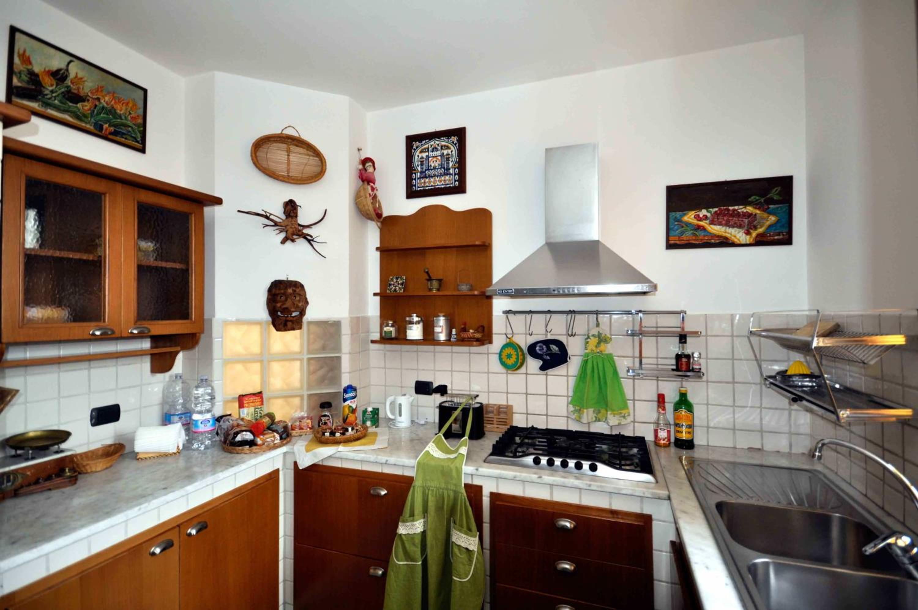 Naples Center Apartment en Naples — kitchen