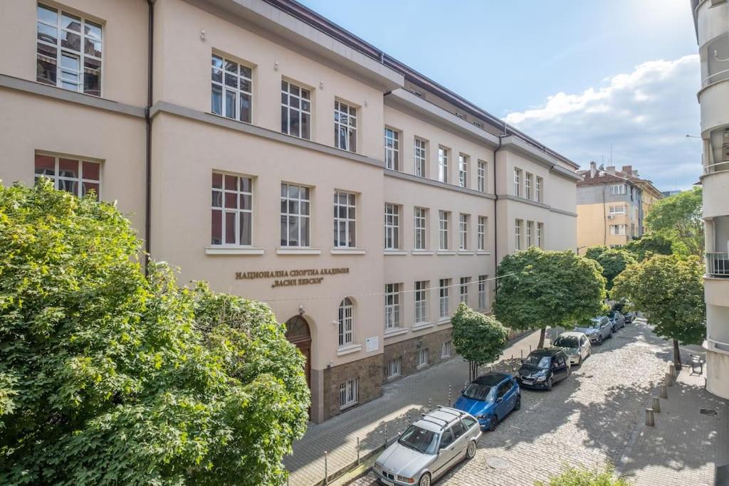 Gorgeous 2 BDRM fully equipped flat, TOP location