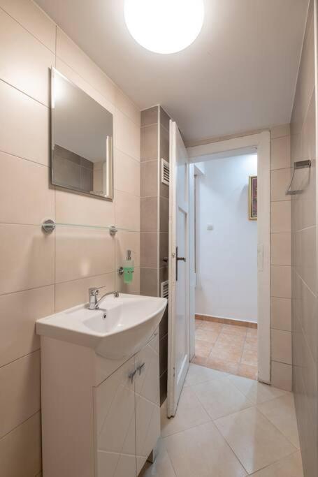 Gorgeous 2 BDRM fully equipped flat, TOP location