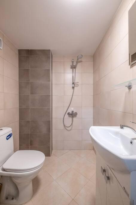 Gorgeous 2 BDRM fully equipped flat, TOP location
