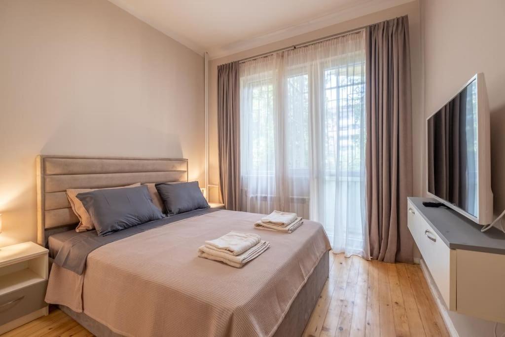 Gorgeous 2 BDRM fully equipped flat, TOP location