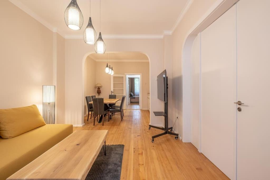 Gorgeous 2 BDRM fully equipped flat, TOP location