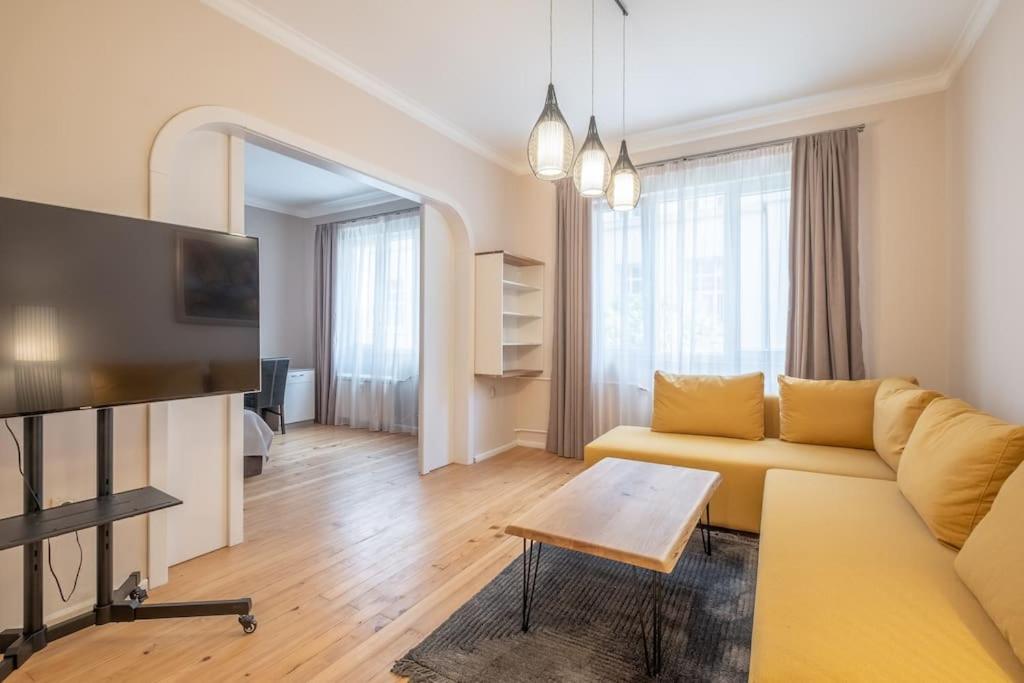 Gorgeous 2 BDRM fully equipped flat, TOP location