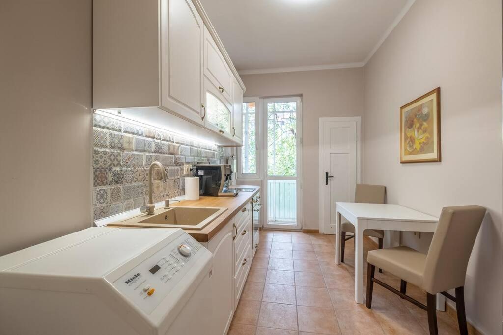 Gorgeous 2 BDRM fully equipped flat, TOP location