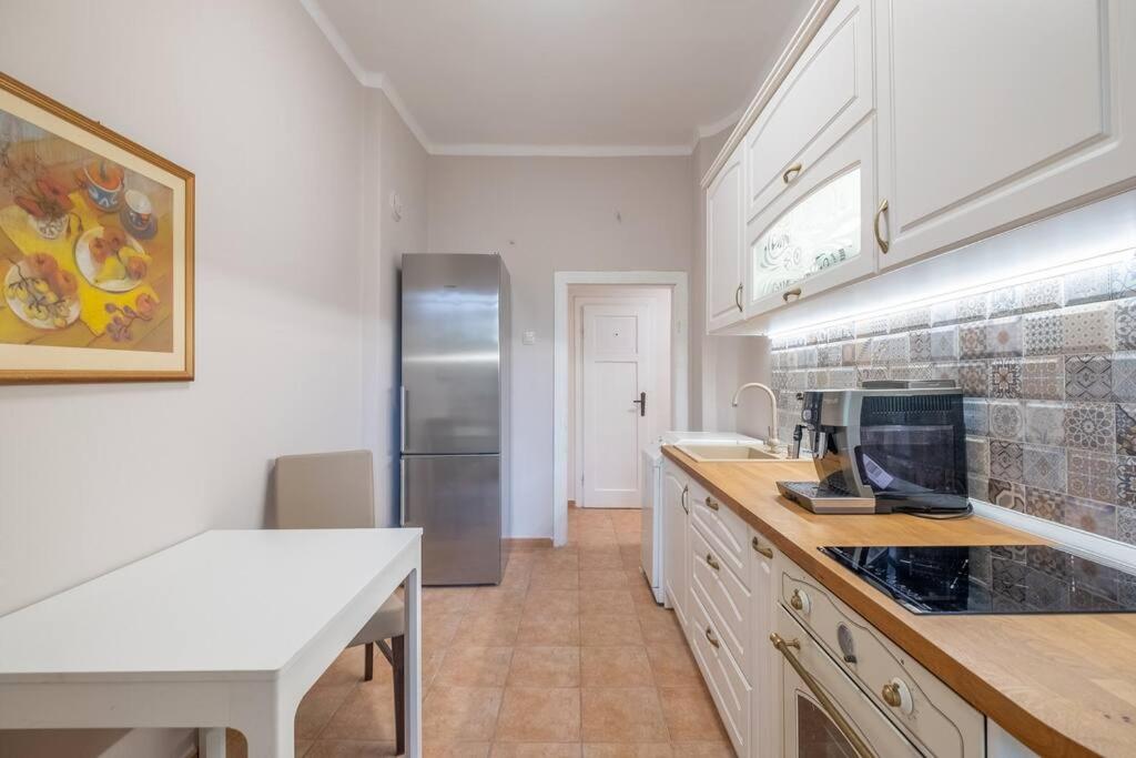 Gorgeous 2 BDRM fully equipped flat, TOP location