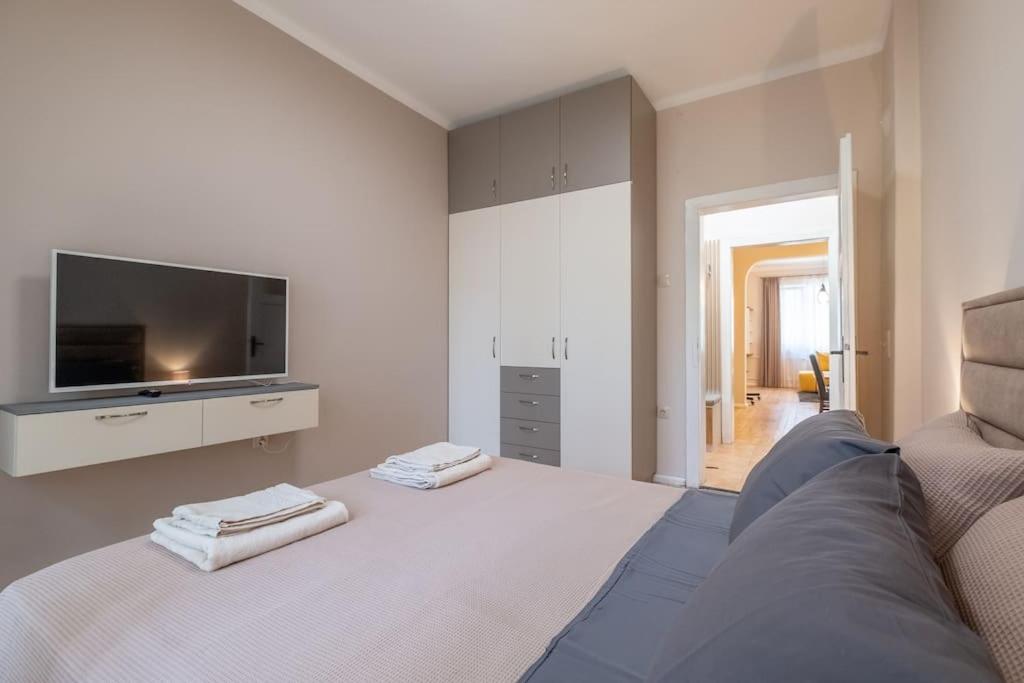 Gorgeous 2 BDRM fully equipped flat, TOP location