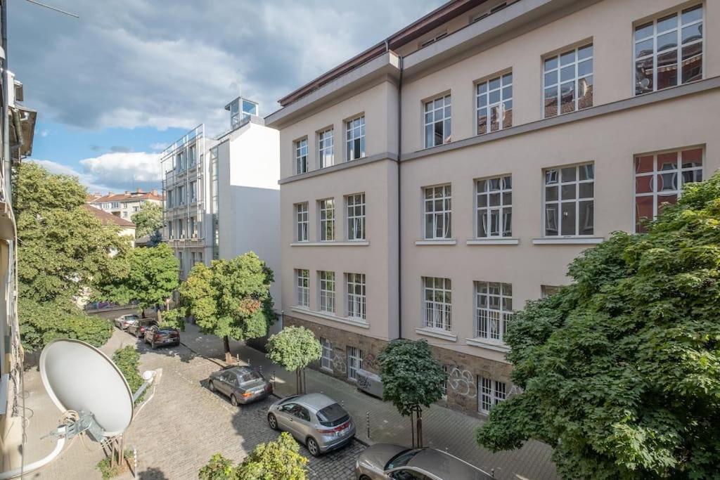 Gorgeous 2 BDRM fully equipped flat, TOP location
