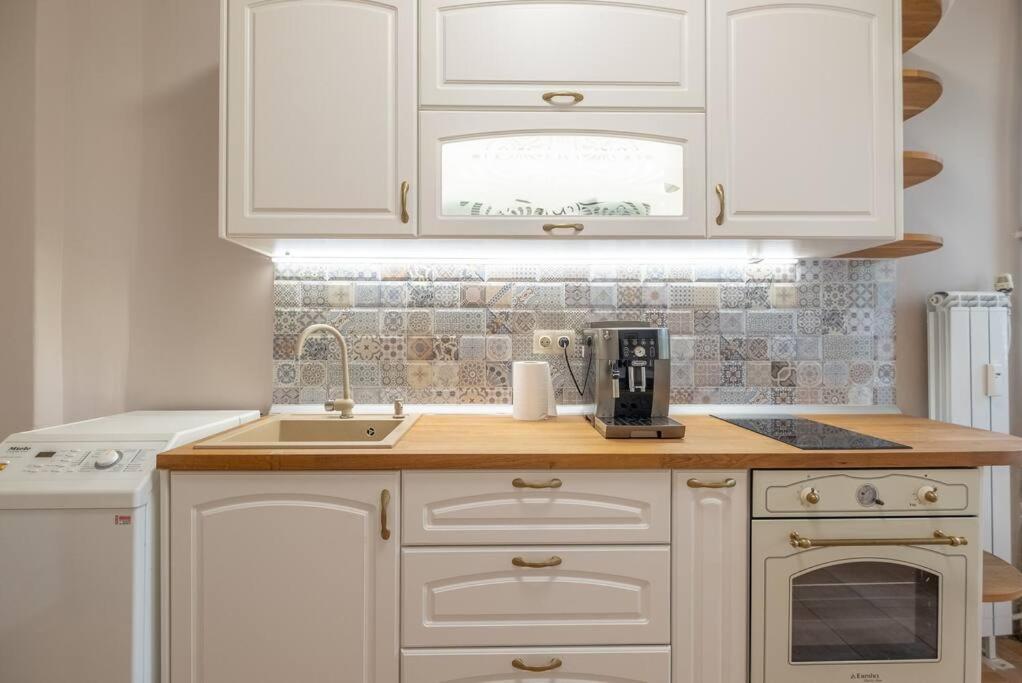 Gorgeous 2 BDRM fully equipped flat, TOP location